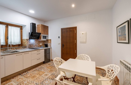 Durcal Apartment | Holiday Home 'El Manantial' with Lake View, Shared Pool, Shared Garden & Wi-Fi