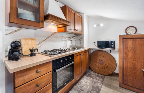 San Sperate House | Holiday Home 'Eleonora' with Private Garden, Wi-Fi and Air Conditioning