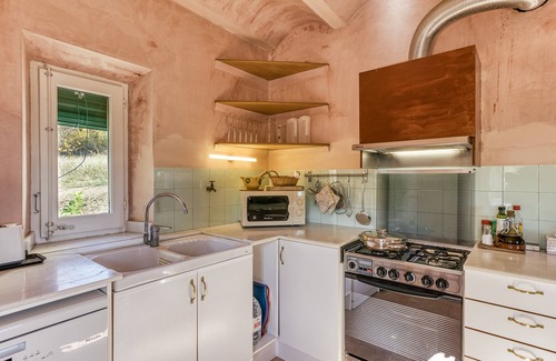 Beguda House | Holiday Home 'La Rectoría De Castellar' with Mountain View, Pool, Garden & Wi-Fi
