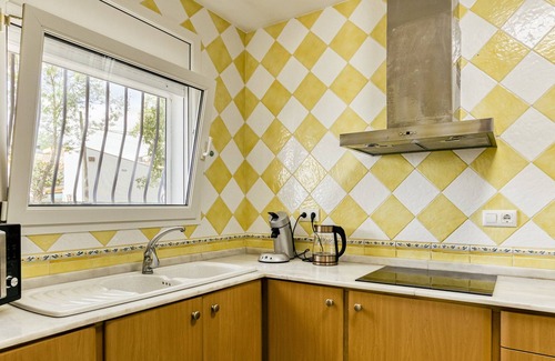 Bon Relax House | Holiday Home 'Elena' with Mountain View, Wi-Fi and Air Conditioning
