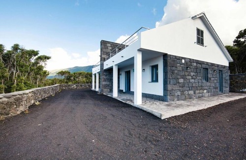 Prainha House | holiday home for 4 people with garden