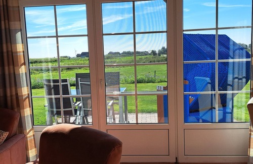 Pellworm House | Holiday Home 'Ferienhaus Wellengang' with Shared Garden and Wi-Fi
