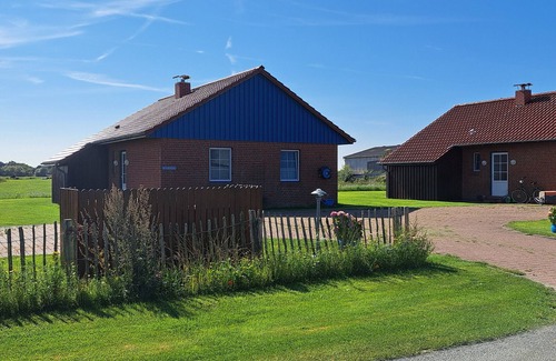 Pellworm House | Holiday Home 'Ferienhaus Wellengang' with Shared Garden and Wi-Fi