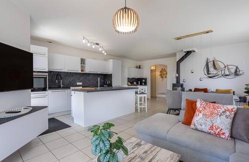 La Tranche-sur-Mer House | Holiday Home 'Maison À 15 Min Du Centre Ville' with Private Terrace, Private Garden and Wi-Fi