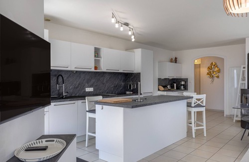 La Tranche-sur-Mer House | Holiday Home 'Maison À 15 Min Du Centre Ville' with Private Terrace, Private Garden and Wi-Fi
