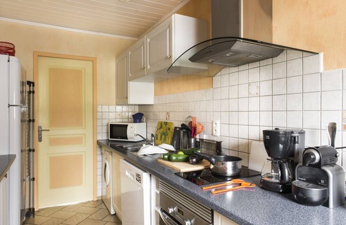 Le Verdon-sur-Mer House | Holiday Home 'Villa Mimosas Le Verdon sur Mer' with Garden, Terrace & Wi-Fi