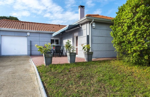 Le Verdon-sur-Mer House | Holiday Home 'Villa Mimosas Le Verdon sur Mer' with Garden, Terrace & Wi-Fi