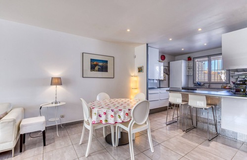 Palavas-les-Flots House | Holiday Home 'Les Palmiers' with Private Terrace, Wi-Fi and Air Conditioning