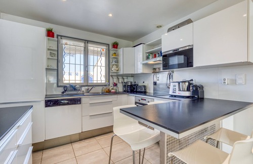 Palavas-les-Flots House | Holiday Home 'Les Palmiers' with Private Terrace, Wi-Fi and Air Conditioning