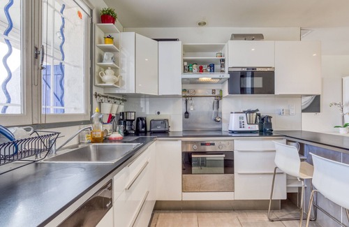 Palavas-les-Flots House | Holiday Home 'Les Palmiers' with Private Terrace, Wi-Fi and Air Conditioning