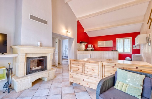 Salignac-Eyvignes House | Holiday Home 'La Grange De Léo' with Shared Pool, Private Terrace and Wi-Fi