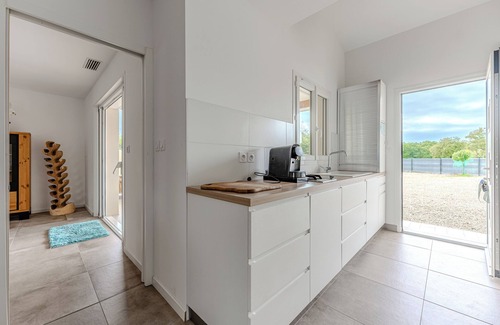 Vendays-Montalivet House | Holiday Home 'Villa Eden' with Private Terrace, Wi-Fi and Air Conditioning