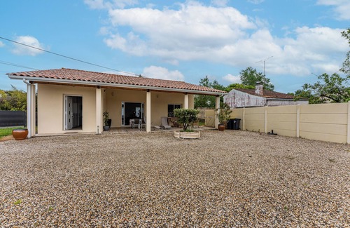 Vendays-Montalivet House | Holiday Home 'Villa Eden' with Private Terrace, Wi-Fi and Air Conditioning
