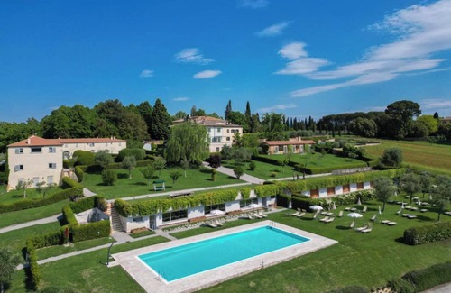 Cortona Apartment | Holiday Home 'Frantoio 6 Luxury' with Shared Pool, Wi-Fi and Air Conditioning