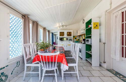 Gaillan-en-Medoc House | Holiday Home "Gîte Complet à la Maison Mosaïc" with Shared Pool & Wi-Fi