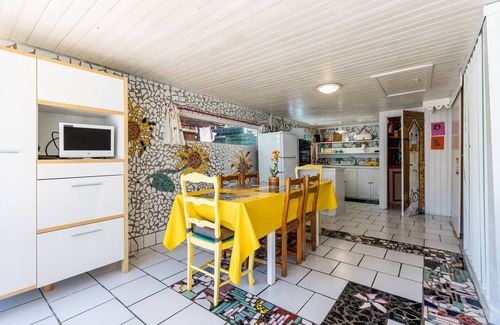 Gaillan-en-Medoc House | Holiday Home "Gîte Complet à la Maison Mosaïc" with Shared Pool & Wi-Fi