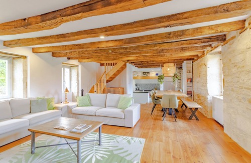 Jayac House | Holiday Home 'Gîte La Mauratie' with Shared Pool, Private Terrace and Wi-Fi