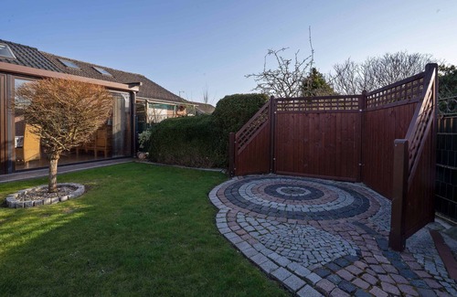 Hage House | Holiday Home 'Haus Ferienparadies' with Shared Terrace, Private Garden and Wi-Fi