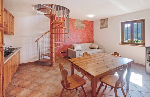 Verceia House | Holiday Home Il ciliegio sul lago with Lake View, Terrace & Garden