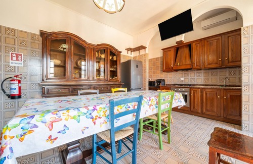 Sarroch House | Holiday Home 'Il Faro' with Private Terrace, Wi-Fi and Air Conditioning