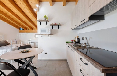 Stazzona House | Holiday Home 'Il Nido Del Colibrì' with Lake View, Private Terrace and Wi-Fi