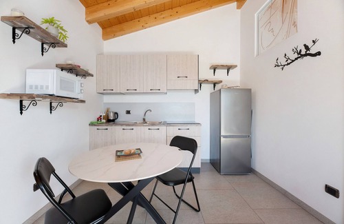 Stazzona House | Holiday Home 'Il Nido Del Colibrì' with Lake View, Private Terrace and Wi-Fi