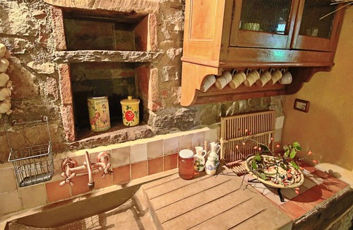 Apecchio House | Holiday Home in Apecchio with Pool & Terrace