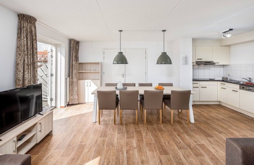 Bruinisse House | Holiday Home in Aquadelta with Garden