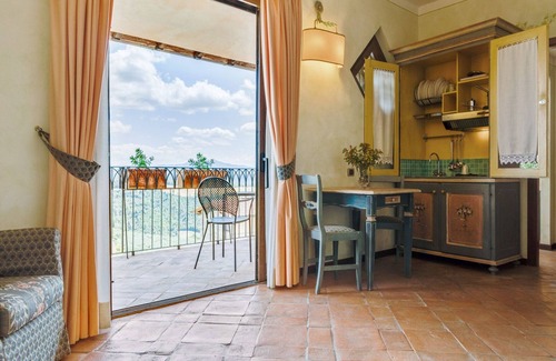 Canalicchio House | Holiday Home in Collazone with Pool & Sauna