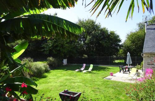 Guerlesquin House | Holiday Home in Guerlesquin near Lake