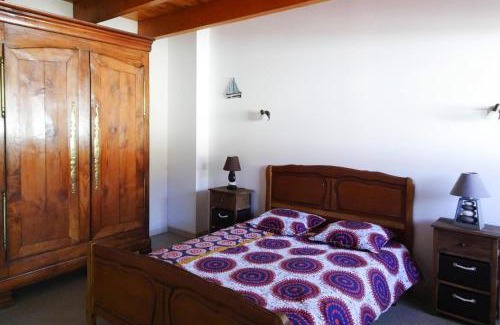 Guerlesquin House | Holiday Home in Guerlesquin near Lake