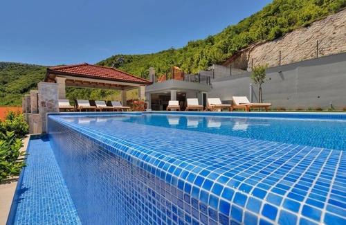 Lovrec House | Holiday Home in Imotski with Terrace, Air condition, WIFI, Washing machine (4978-1)