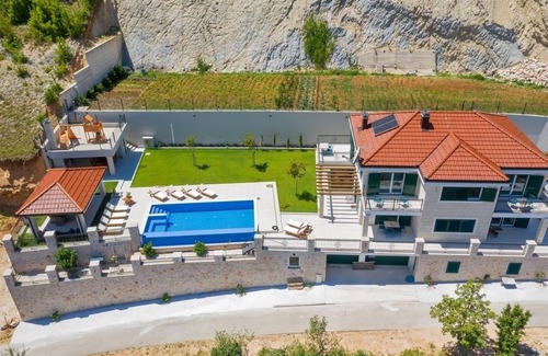 Lovrec House | Holiday Home in Imotski with Terrace, Air condition, WIFI, Washing machine (4978-1)