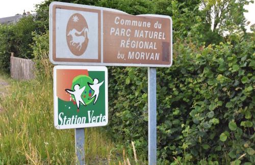 Saizy House | Holiday Home in Saizy with Stargazing Garden