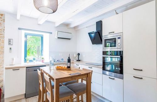 Soturac House | Holiday Home in Soturac with Private Pool