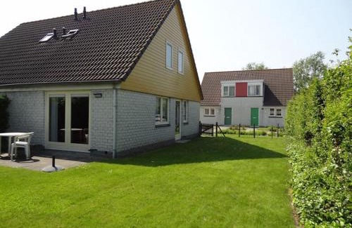 Wemeldinge House | Holiday Home in Zeeland with Garden