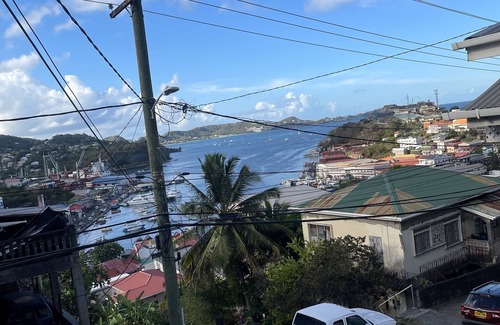 St. George's House | Holiday Home is a beautiful house located close to the city centre of St George