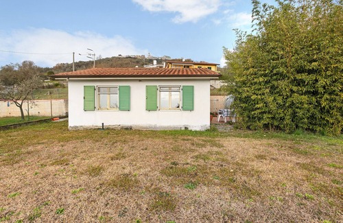 Castelnuovo Magra House | Holiday Home "Casetta Indipendente" with Mountain View & Private Garden