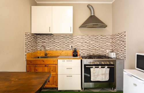 Massa e Cozzile House | Holiday Home Casa Olly with Garden