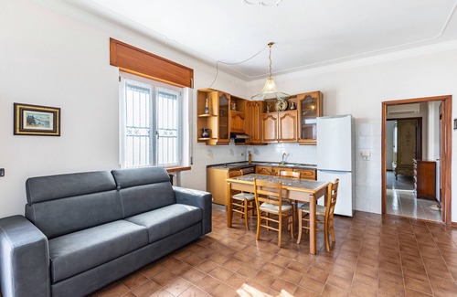 Marmirolo House | Holiday Home 'Villa Del Sole' with Private Garden, Wi-Fi and Air Conditioning