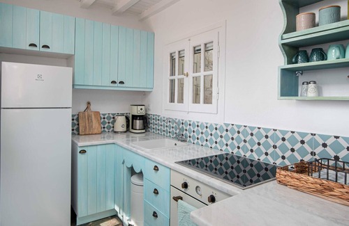 Serifos House | Holiday Home 'Karavi' with Private Terrace, Balcony and Air Conditioning