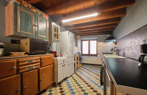 Besse House | Holiday Home 'L'auberge Du Bati' with Mountain View, Balcony and Wi-Fi