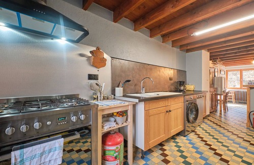 Besse House | Holiday Home 'L'auberge Du Bati' with Mountain View, Balcony and Wi-Fi