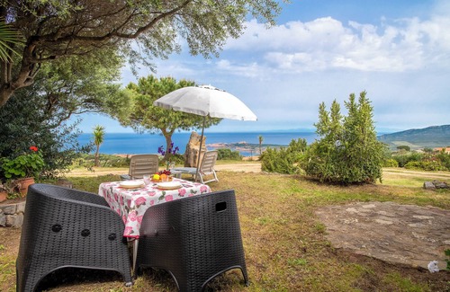 Paduledda House | Holiday Home "La casetta con vista" with Sea View, Terrace and Garden