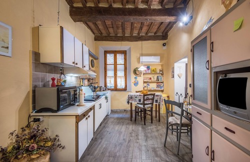 Buonconvento House | Holiday Home 'La Casa Gialla Di Buonconvento' with Wi-Fi and Air Conditioning