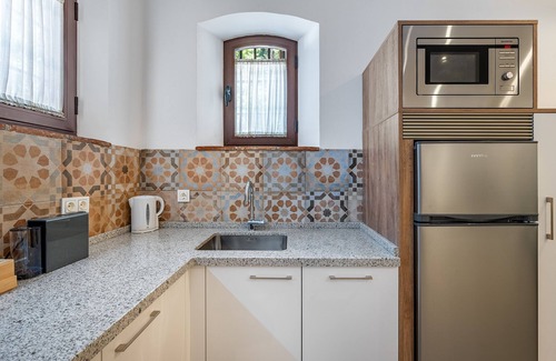 Durcal Apartment | Holiday Home 'La Cascada' with Shared Pool, Shared Garden, Terrace & Wi-Fi