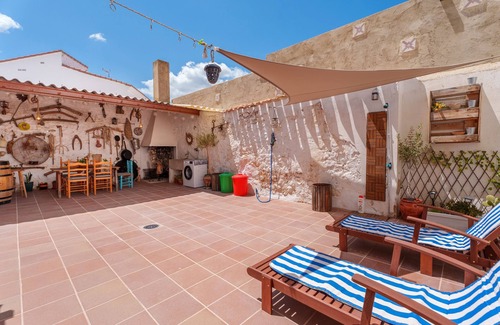 Camporrobles House | Holiday Home "La Luna" with Private Terrace & Wi-Fi