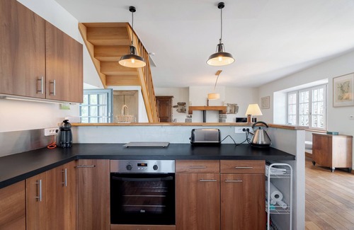 Saint-Coulomb House | Holiday Home 'La Petite Ville Aze Près De St Malo' with Lake View, Private Terrace and Wi-Fi