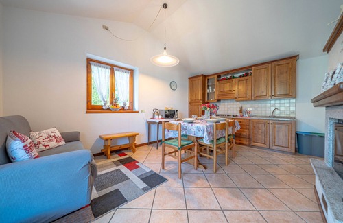 Morbegno House | Holiday Home 'La Rosa Bianca' with Mountain View, Private Terrace and Wi-Fi