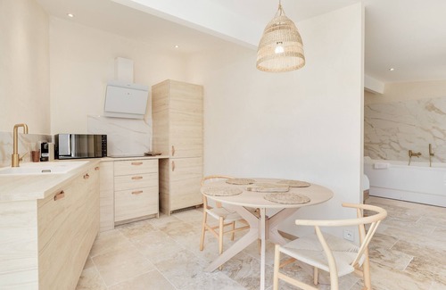 Montagne House | Holiday Home 'La Suite - Balnéo Privative' with Shared Pool, Wi-Fi and Air Conditioning